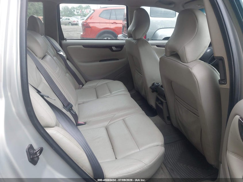 2001 Volvo V70 VIN YV1SW53D212101463 IAAI salvage auction — NORMAL WEAR, Clear (New York), sold $425 on 2026-07-28 (photo 8)