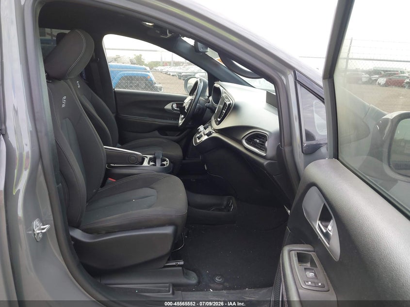 2020 Chrysler Pacifica VIN 2C4RC1FG0LR249711 IAAI salvage auction — FRONT END, Salvage Title, sold $5,400 on 2026-08-31 (photo 5)
