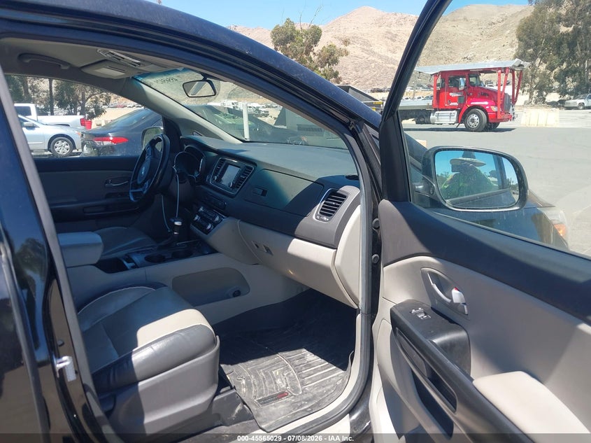 2017 Kia SEDONA VIN KNDMB5C14H6324929 IAAI salvage auction — NORMAL WEAR, Clear - Dealer Only (California), sold $900 on 2026-07-28 (photo 5)