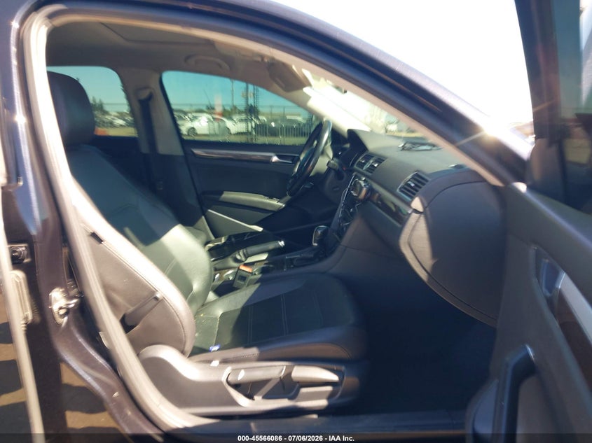 2017 Volkswagen Passat VIN 1VWBT7A34HC006036 IAAI salvage auction — NORMAL WEAR, Salvage Title, sold $1,000 on 2026-07-22 (photo 5)