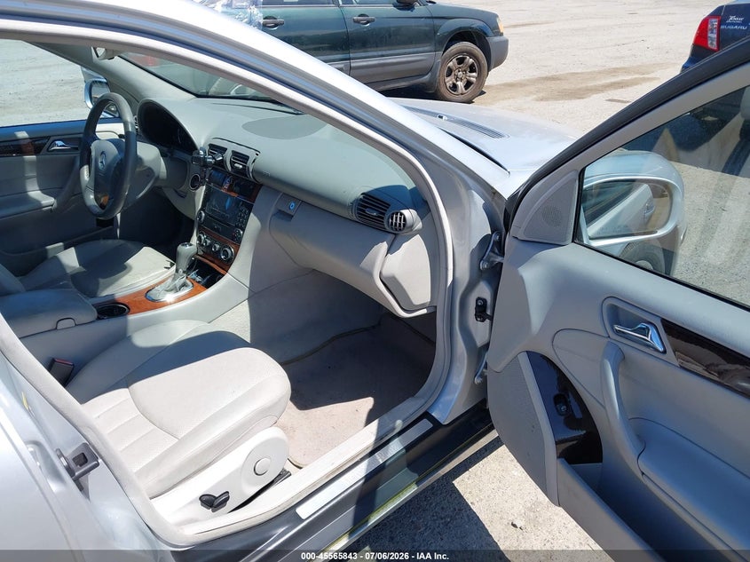 2006 Mercedes-benz C class VIN WDBRF92H86F810154 IAAI salvage auction — NORMAL WEAR, Rebuilt-Non-Public (Washington), sold $425 on 2026-07-29 (photo 5)