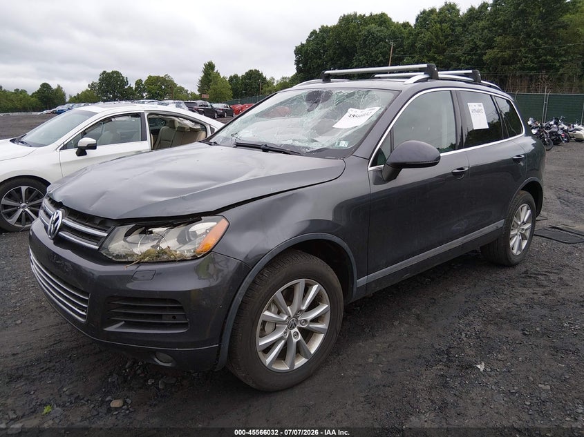 2014 Volkswagen Touareg VIN WVGEF9BP7ED001192 IAAI salvage auction — STORM DAMAGE, Salvage (Pennsylvania), sold $1,300 on 2026-08-11 (photo 2)