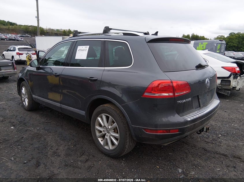 2014 Volkswagen Touareg VIN WVGEF9BP7ED001192 IAAI salvage auction — STORM DAMAGE, Salvage (Pennsylvania), sold $1,300 on 2026-08-11 (photo 3)