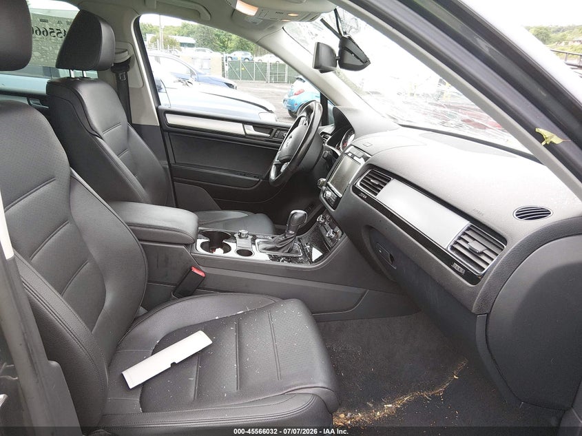 2014 Volkswagen Touareg VIN WVGEF9BP7ED001192 IAAI salvage auction — STORM DAMAGE, Salvage (Pennsylvania), sold $1,300 on 2026-08-11 (photo 5)
