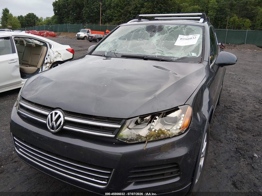 2014 Volkswagen Touareg VIN WVGEF9BP7ED001192 IAAI salvage auction — STORM DAMAGE, Salvage (Pennsylvania), sold $1,300 on 2026-08-11 (photo 6)