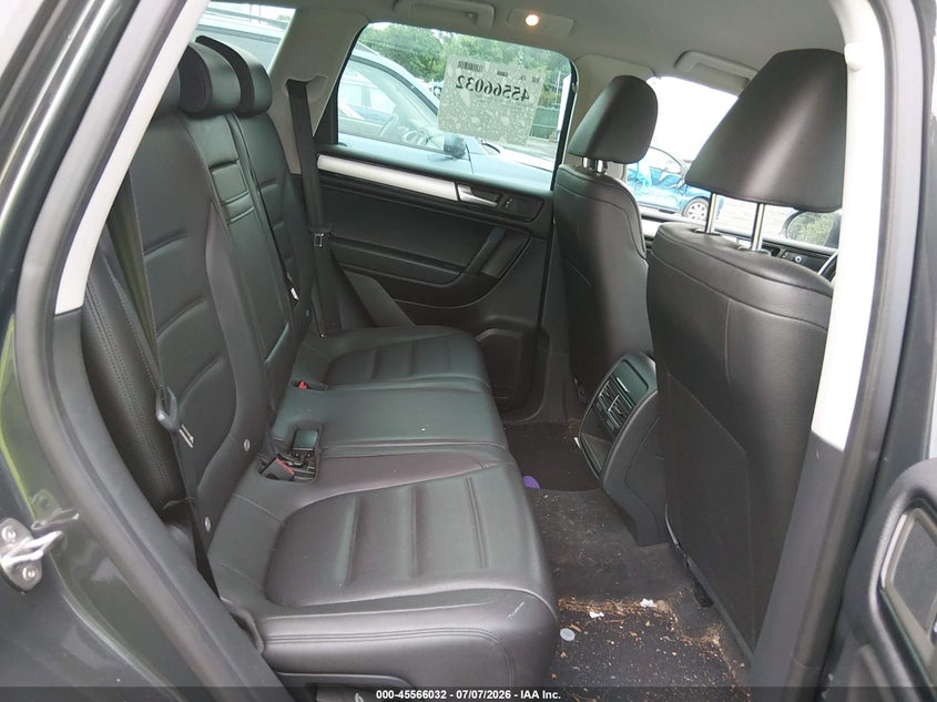 2014 Volkswagen Touareg VIN WVGEF9BP7ED001192 IAAI salvage auction — STORM DAMAGE, Salvage (Pennsylvania), sold $1,300 on 2026-08-11 (photo 8)