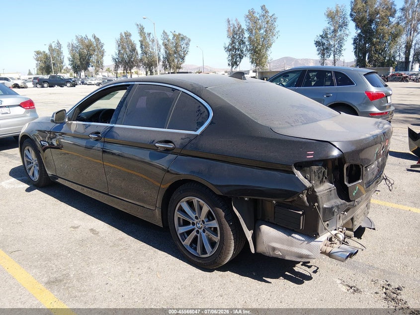 2016 BMW 5er VIN WBA5A5C55GG353789 IAAI salvage auction — REAR END, Wait Title, sold $2,800 on 2026-08-11 (photo 3)