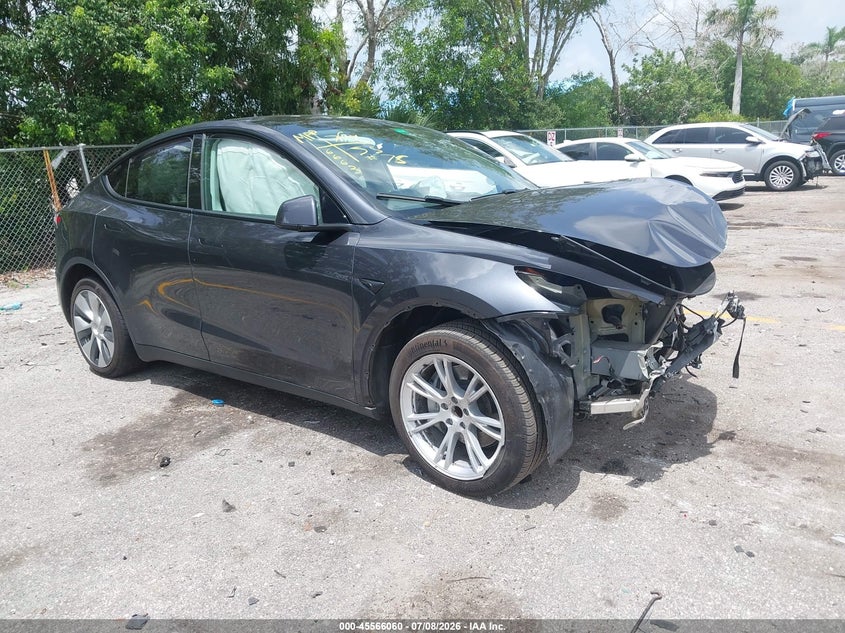 2024 Tesla Model y VIN 7SAYGDED1RF016663 — IAAI salvage auction photo