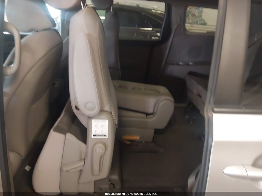 2017 Kia SEDONA VIN KNDMB5C15H6218599 IAAI salvage auction — NORMAL WEAR, Clear (Minnesota), sold $775 on 2026-07-29 (photo 8)