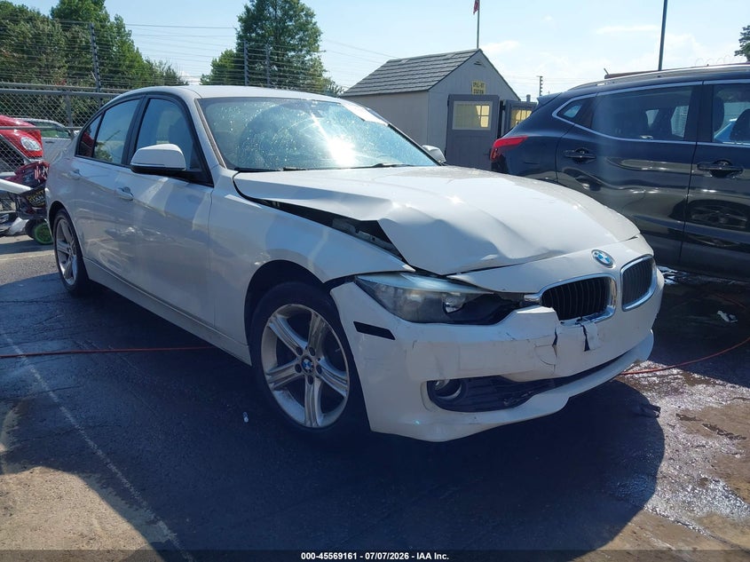 2013 BMW 3er VIN WBA3C1G51DNR49395 IAAI salvage auction — RIGHT FRONT, Salvage Title, sold $900 on 2026-08-03 (photo 1)