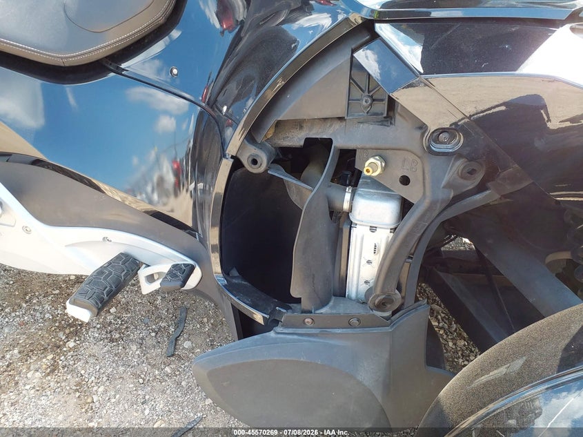 2011 Can-am Spyder roadster VIN 2BXJBLC1XBV000012 IAAI salvage auction — UNDERCARRIAGE, Salvage (Illinois), sold $3,000 on 2026-08-18 (photo 8)