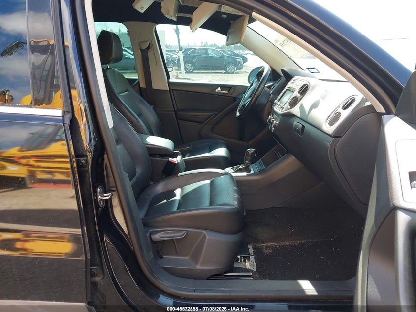 2011 Volkswagen Tiguan VIN WVGAV7AX8BW558071 IAAI salvage auction — SIDE, Salvage (Texas), sold $300 on 2026-08-06 (photo 5)
