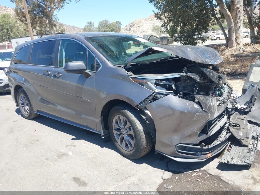 2021 Toyota Sienna VIN 5TDKRKEC4MS049430 — IAAI salvage auction photo