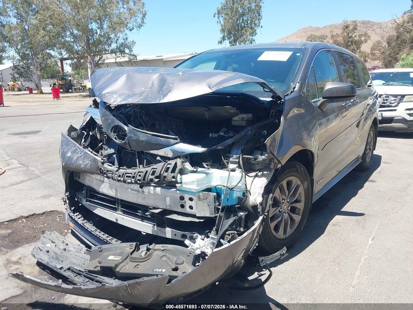 2021 Toyota Sienna VIN 5TDKRKEC4MS049430 IAAI salvage auction — FRONT END, Salvage Title, sold $7,600 on 2026-07-31 (photo 2)