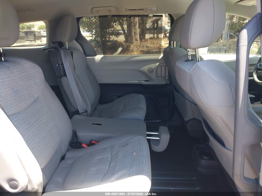 2021 Toyota Sienna VIN 5TDKRKEC4MS049430 IAAI salvage auction — FRONT END, Salvage Title, sold $7,600 on 2026-07-31 (photo 8)