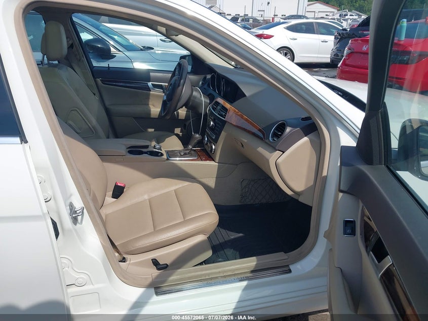 2012 Mercedes-benz C-klasse VIN WDDGF8BB0CR227219 IAAI salvage auction — NORMAL WEAR, Clear-Dealer Only (Michigan), sold $1,100 on 2026-07-20 (photo 5)