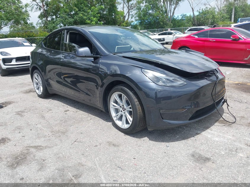 2024 Tesla Model y VIN 7SAYGDED1RF038517 IAAI salvage auction — SIDE, Salvage Title, sold $6,900 on 2026-08-02 (photo 1)