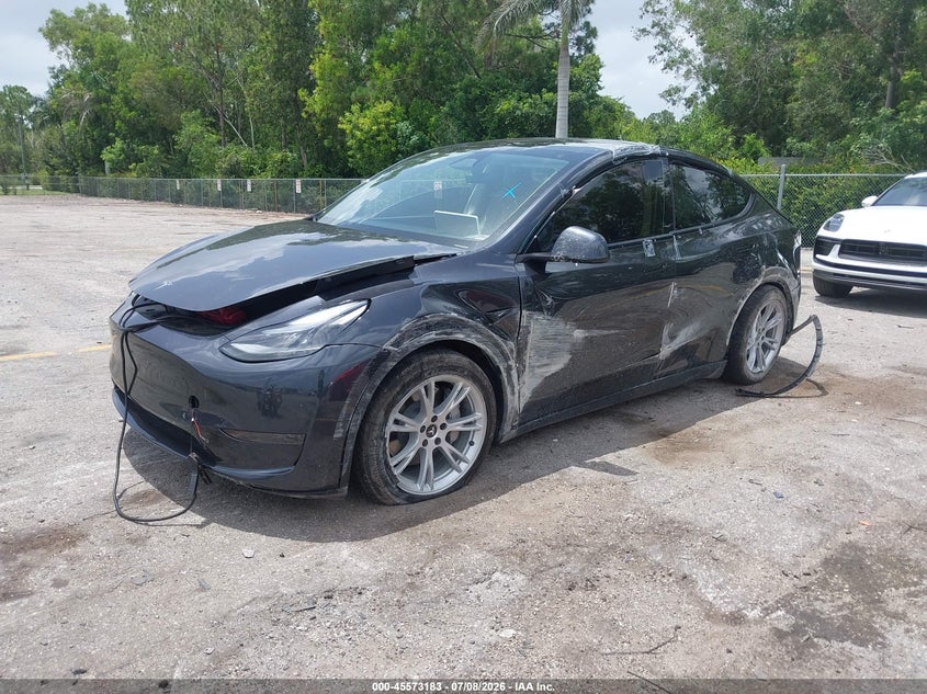 2024 Tesla Model y VIN 7SAYGDED1RF038517 IAAI salvage auction — SIDE, Salvage Title, sold $6,900 on 2026-08-02 (photo 2)