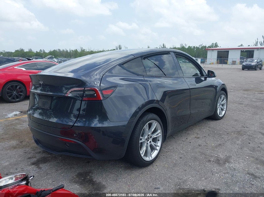2024 Tesla Model y VIN 7SAYGDED1RF038517 IAAI salvage auction — SIDE, Salvage Title, sold $6,900 on 2026-08-02 (photo 4)