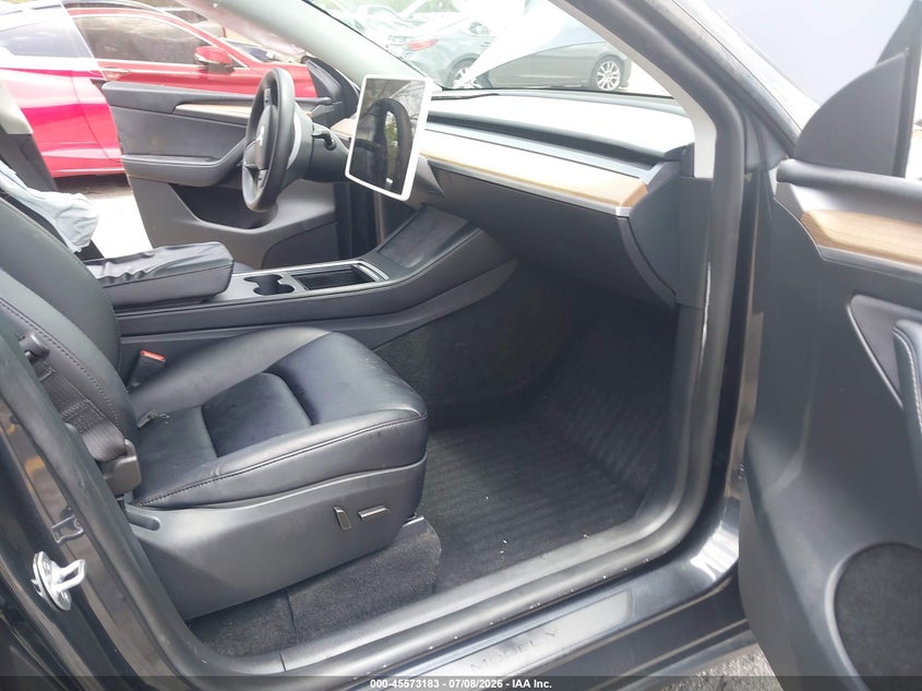 2024 Tesla Model y VIN 7SAYGDED1RF038517 IAAI salvage auction — SIDE, Salvage Title, sold $6,900 on 2026-08-02 (photo 5)
