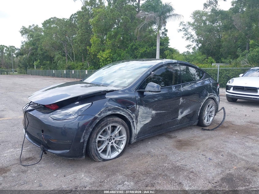 2024 Tesla Model y VIN 7SAYGDED1RF038517 IAAI salvage auction — SIDE, Salvage Title, sold $6,900 on 2026-08-02 (photo 6)