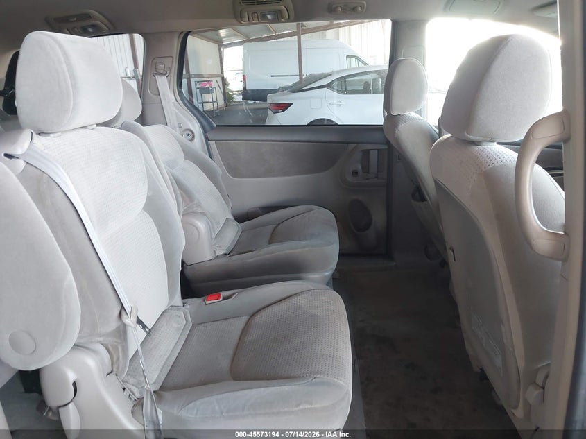 2007 Toyota Sienna VIN 5TDZK23C27S002732 IAAI salvage auction — VANDALISM, Salvage (California), sold $625 on 2026-07-30 (photo 8)