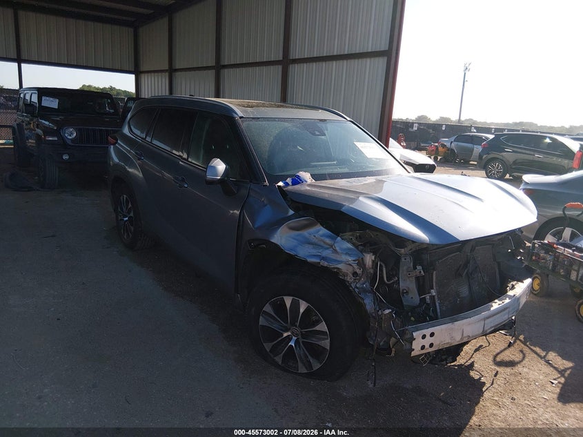2022 Toyota Highlander VIN 5TDGZRAH0NS112637 IAAI salvage auction — FRONT END, Salvage Title, sold $9,700 on 2026-08-22 (photo 1)