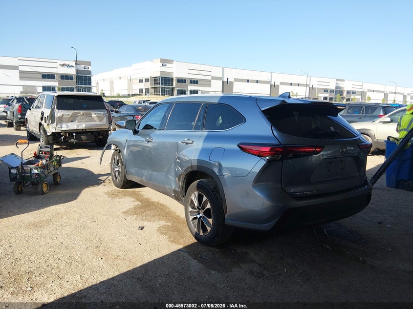 2022 Toyota Highlander VIN 5TDGZRAH0NS112637 IAAI salvage auction — FRONT END, Salvage Title, sold $9,700 on 2026-08-22 (photo 3)