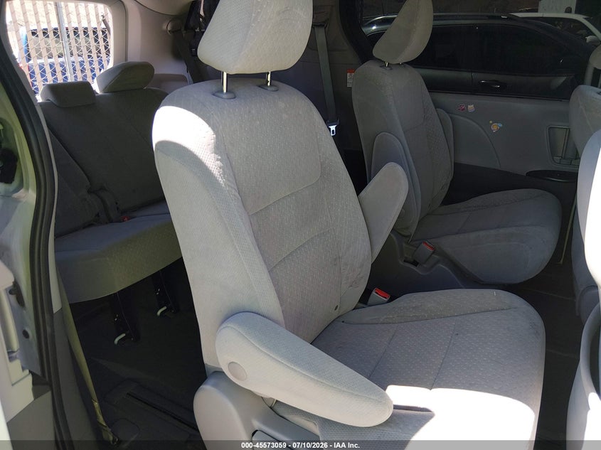 2020 Toyota Sienna VIN 5TDJZ3DCXLS239900 IAAI salvage auction — REAR END, Wait Title, sold $7,800 on 2026-08-21 (photo 8)