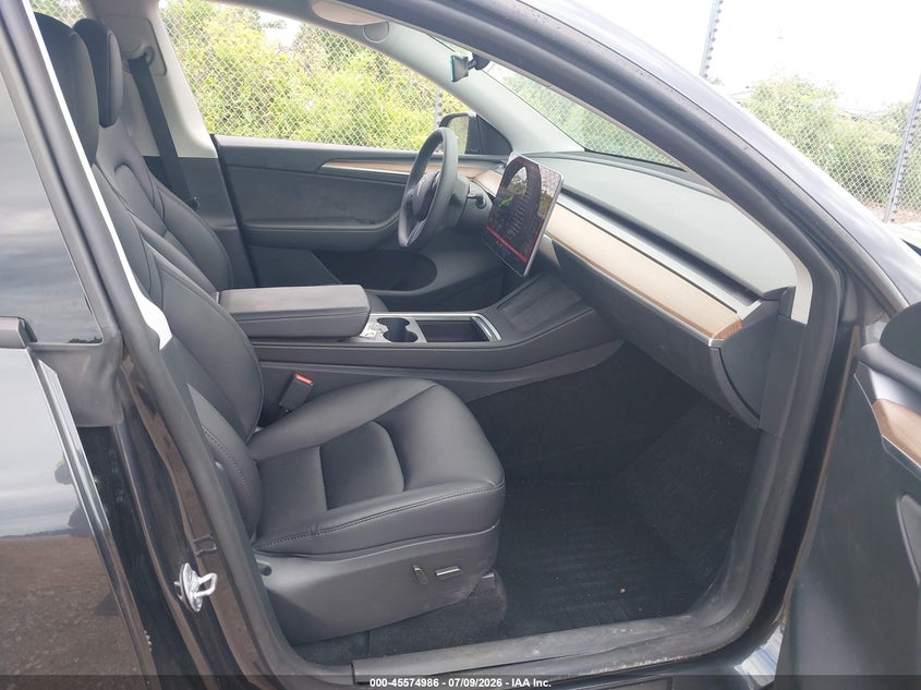 2024 Tesla Model y VIN 7SAYGAEE7RF200674 IAAI salvage auction — SIDE, Salvage Title, sold $11,300 on 2026-07-21 (photo 5)