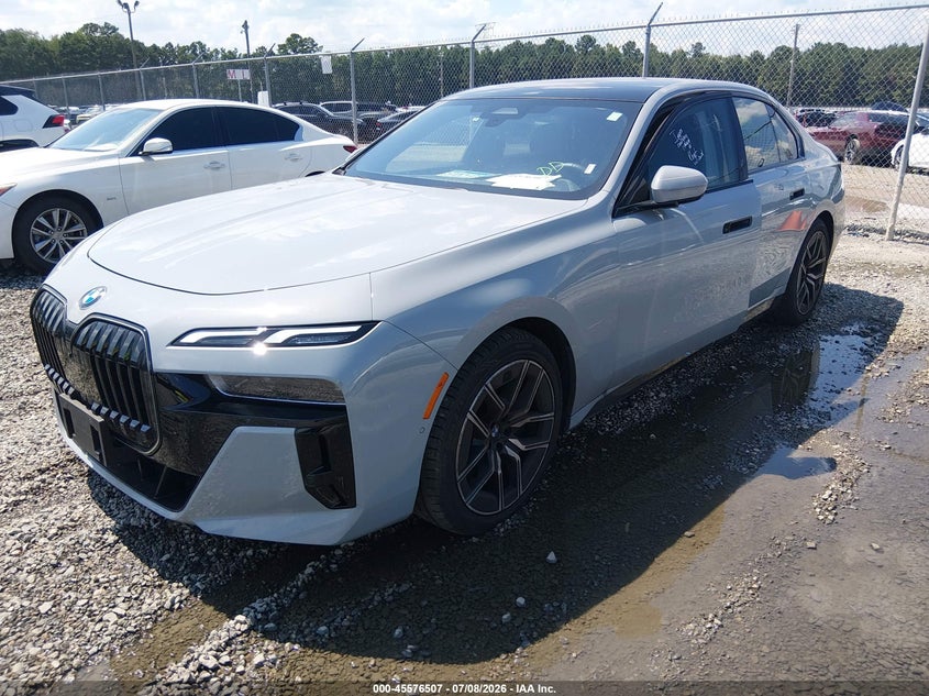 2026 BMW 7er VIN WBA33EH03TCW58840 IAAI salvage auction — NORMAL WEAR, Salvage Title, sold $56,000 on 2026-07-24 (photo 2)