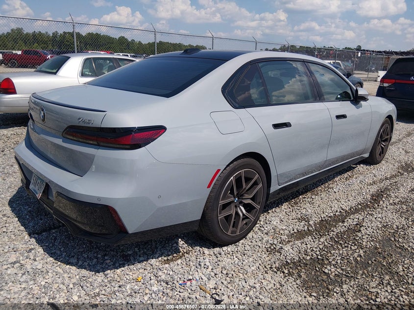 2026 BMW 7er VIN WBA33EH03TCW58840 IAAI salvage auction — NORMAL WEAR, Salvage Title, sold $56,000 on 2026-07-24 (photo 4)
