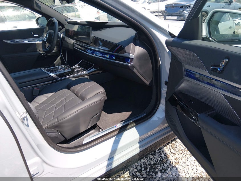 2026 BMW 7er VIN WBA33EH03TCW58840 IAAI salvage auction — NORMAL WEAR, Salvage Title, sold $56,000 on 2026-07-24 (photo 5)