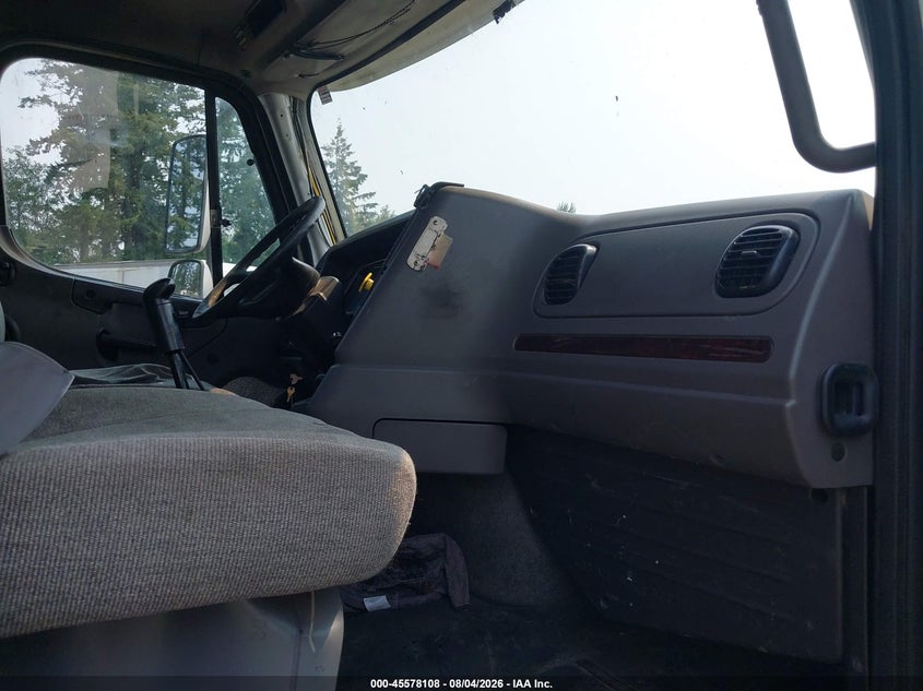 2017 Freightliner 114sd VIN 1FVMG3DV1HHHW0270 IAAI salvage auction — REAR END, Clear (Illinois), sold $7,200 on 2026-09-09 (photo 5)