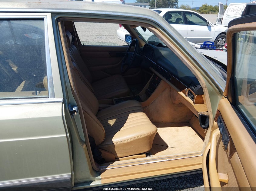 1982 Mercedes-benz 300 VIN WDBCB20A4CB016351 IAAI salvage auction — NORMAL WEAR, Clear - Public Restricted (Oregon), sold $125 on 2026-07-20 (photo 5)