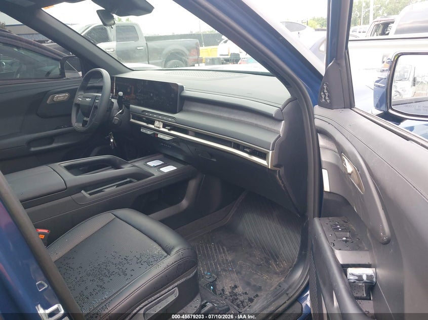 2027 Kia Telluride VIN 5XYPEES17VG027135 IAAI salvage auction — LEFT FRONT, Salvage Title, sold $18,600 on 2026-08-01 (photo 5)
