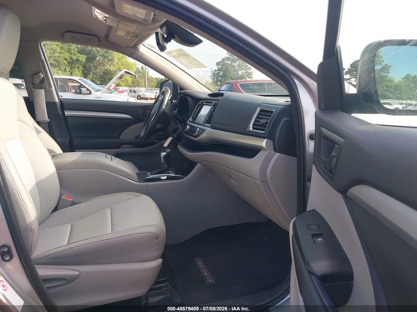 2017 Toyota Highlander VIN 5TDZZRFH5HS229376 IAAI salvage auction — RIGHT SIDE, Salvage (Texas), sold $6,500 on 2026-07-30 (photo 5)