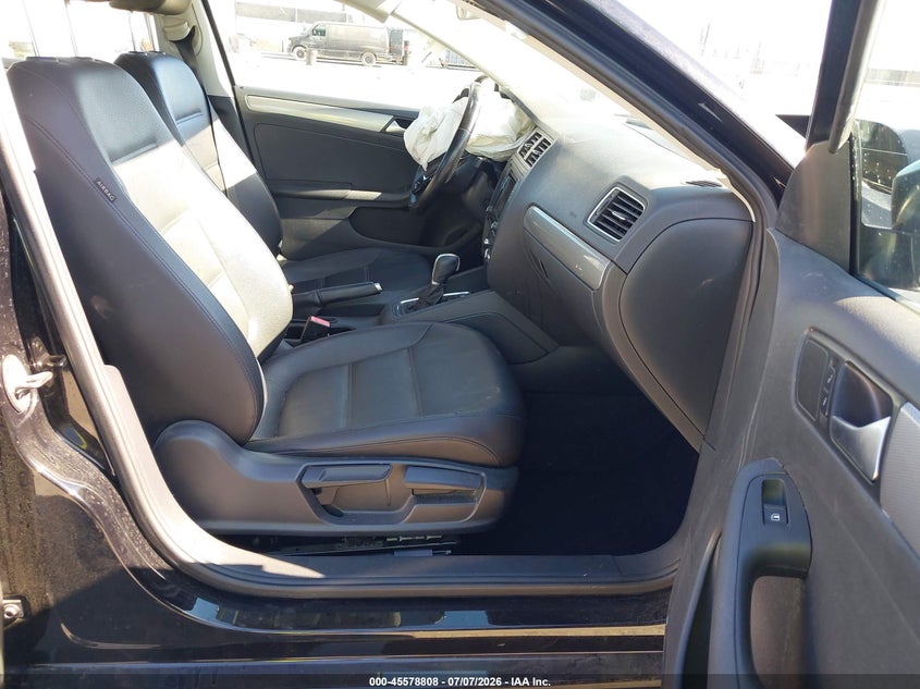 2017 Volkswagen Jetta VIN 3VWDB7AJXHM373726 IAAI salvage auction — FRONT END, Salvage Title, sold $475 on 2026-08-10 (photo 5)
