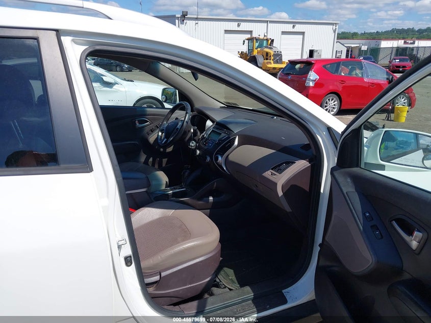 2013 Hyundai Tucson VIN KM8JUCAC6DU556228 IAAI salvage auction — NORMAL WEAR, Clear (Pennsylvania), sold $1,800 on 2026-07-17 (photo 5)