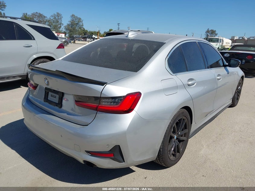 2019 BMW 3er VIN WBA5R1C51KFH04345 IAAI salvage auction — LEFT SIDE, Salvage Title, sold $8,300 on 2026-07-29 (photo 4)