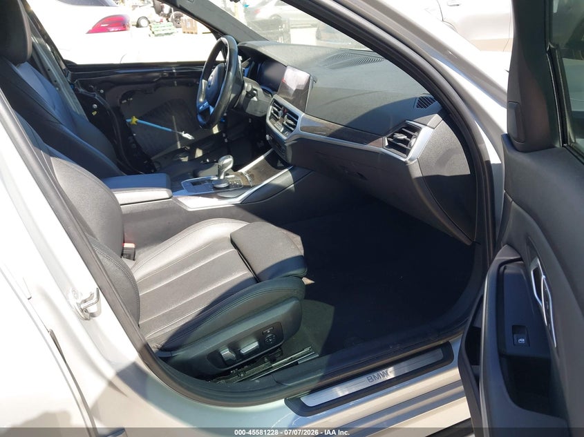 2019 BMW 3er VIN WBA5R1C51KFH04345 IAAI salvage auction — LEFT SIDE, Salvage Title, sold $8,300 on 2026-07-29 (photo 5)