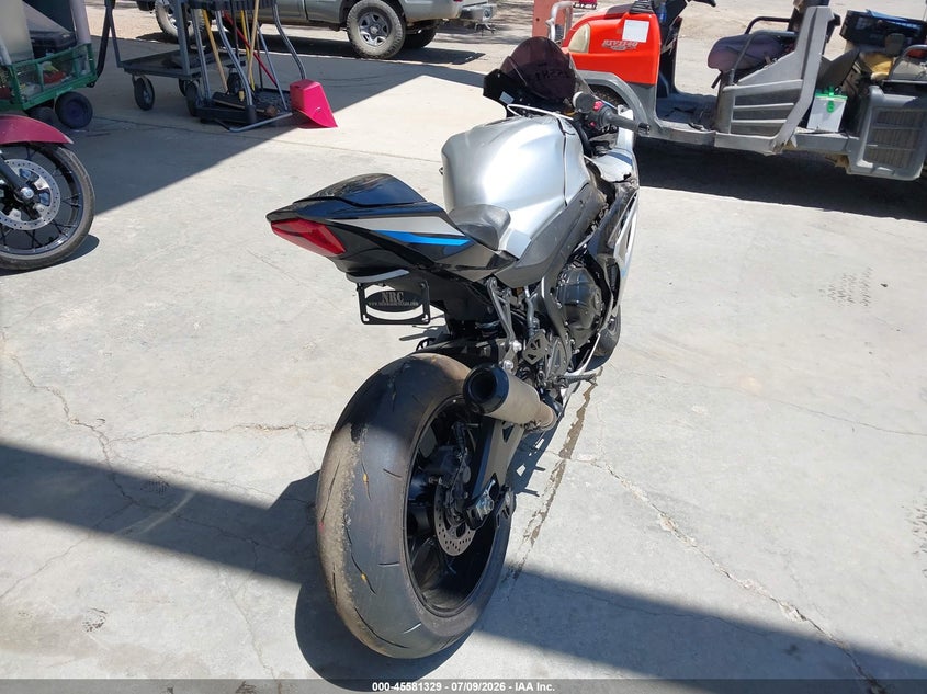 2025 Suzuki Gsx VIN JS1DM11F1S7100143 IAAI salvage auction — LEFT & RIGHT, Wait Title, sold $7,000 on 2026-10-08 (photo 4)