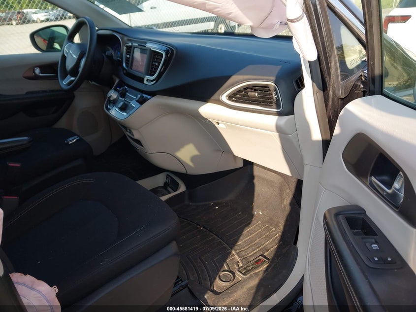 2022 Chrysler Voyager VIN 2C4RC1CG8NR103886 IAAI salvage auction — RIGHT SIDE, Wait Title, sold $7,100 on 2026-08-12 (photo 5)