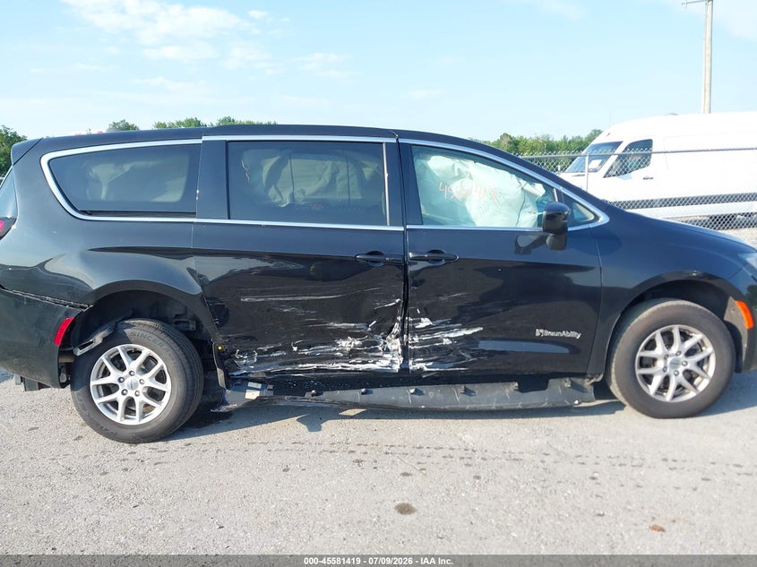2022 Chrysler Voyager VIN 2C4RC1CG8NR103886 IAAI salvage auction — RIGHT SIDE, Wait Title, sold $7,100 on 2026-08-12 (photo 6)