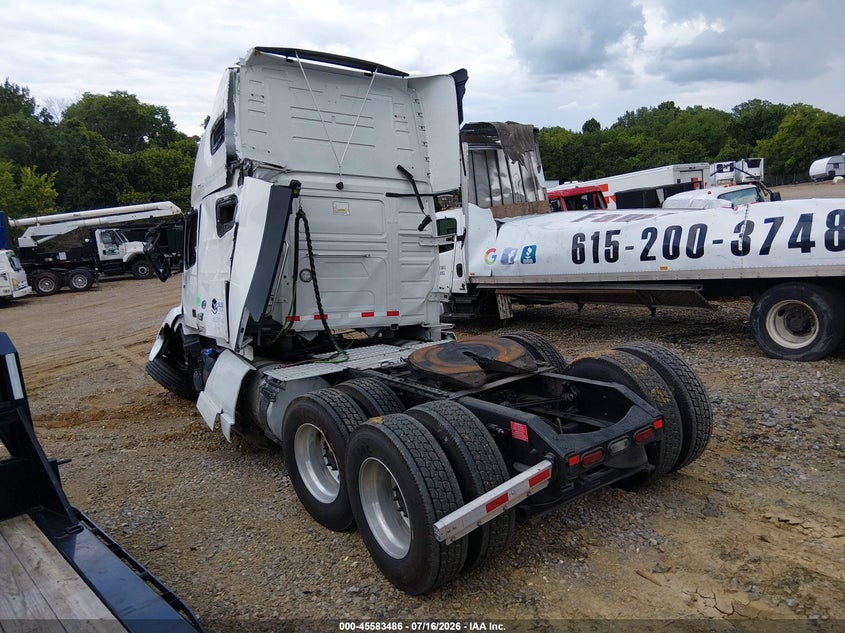 2023 Volvo VIN 4V4NC9EH0PN621241 IAAI salvage auction — LEFT & RIGHT, Salvage (Tennessee), sold $7,975 on 2026-09-03 (photo 3)
