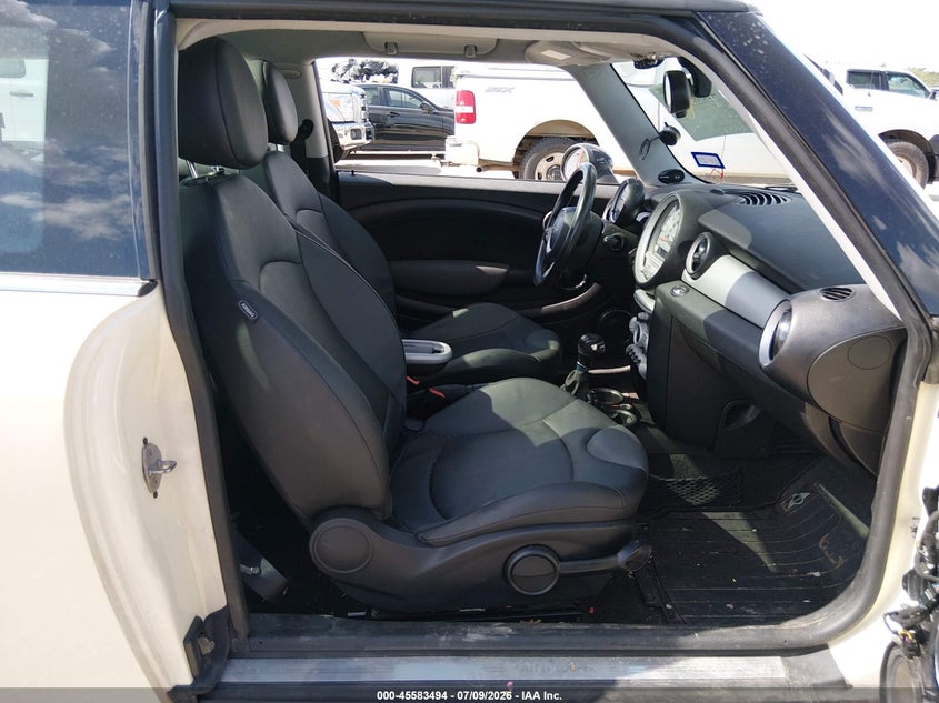 2010 Mini Cooper clubman VIN WMWML3C5XATX38869 IAAI salvage auction — NORMAL WEAR, Original (Texas), sold $25 on 2026-08-12 (photo 5)