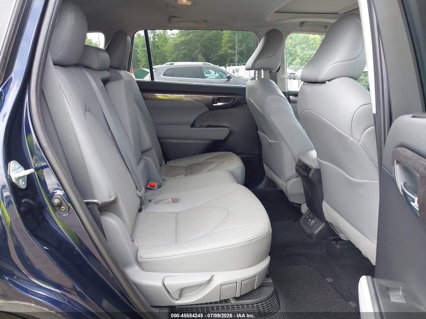 2021 Toyota Highlander VIN 5TDDBRCH7MS026535 IAAI salvage auction — WATER/FLOOD, Salvage Title, sold $14,700 on 2026-07-22 (photo 8)