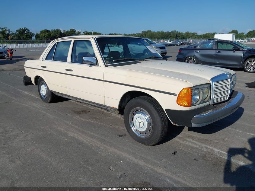 1982 Mercedes-benz 240 VIN WDBAB23A4CB328303 IAAI salvage auction — NORMAL WEAR, Clear (Florida), sold $450 on 2026-07-20 (photo 1)