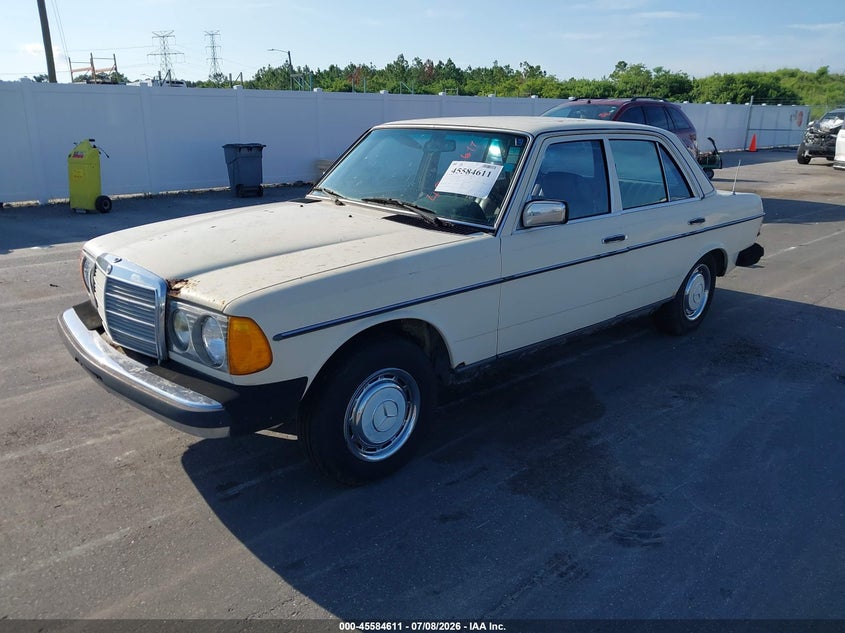 1982 Mercedes-benz 240 VIN WDBAB23A4CB328303 IAAI salvage auction — NORMAL WEAR, Clear (Florida), sold $450 on 2026-07-20 (photo 2)