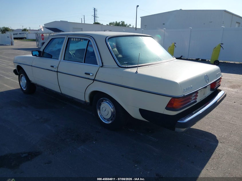 1982 Mercedes-benz 240 VIN WDBAB23A4CB328303 IAAI salvage auction — NORMAL WEAR, Clear (Florida), sold $450 on 2026-07-20 (photo 3)